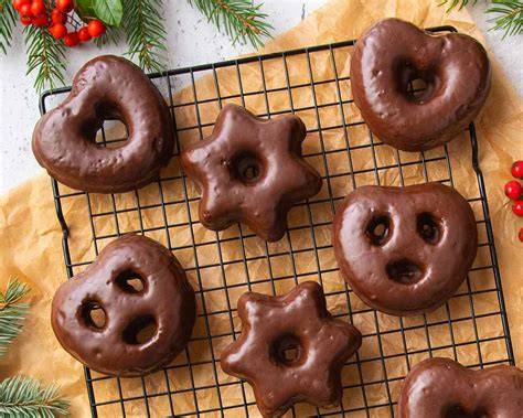 Lebkuchen in Herz-, Stern- und Brezelform auf einem Holzbrett