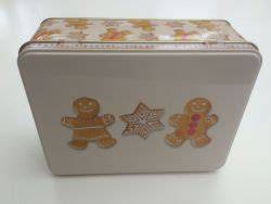 Lebkuchen in Keksdose mit Apfelhälfte