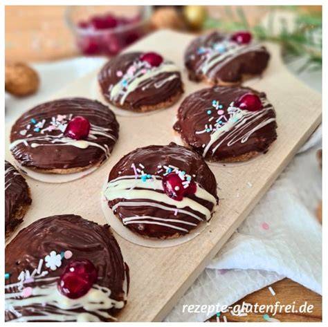 Lebkuchen in dunkler Kuvertüre tauchen