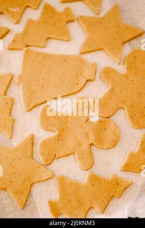 Lebkuchen in verschiedenen Formen auf einem Backblech