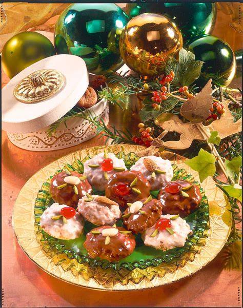 Lebkuchen mit Datteln und Feigen auf Oblaten präsentiert