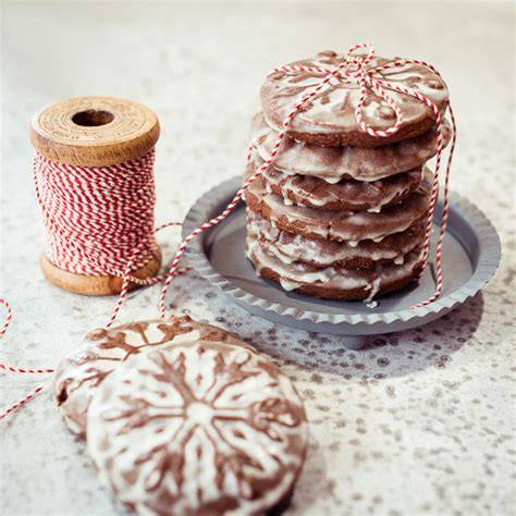Lebkuchen mit Fadenzuckerglasur und Schokoladendekor
