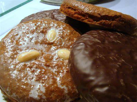 Lebkuchen mit Pflaumen - Zutaten und gebackene Lebkuchen