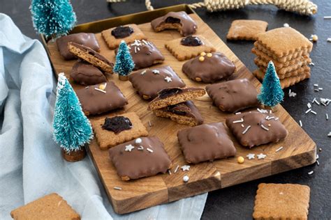 Lebkuchen mit Pflaumenmus, angerichtete Stücke auf einem Tisch