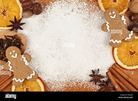 Lebkuchen mit Puderzucker und Gewürzen
