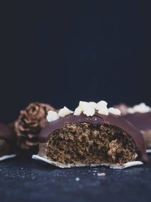 Lebkuchen mit Schoko-Glasur und gehackten Nüssen