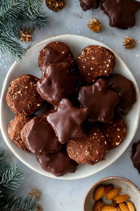 Lebkuchen mit Schokoladenglasur und Mandeln verziert