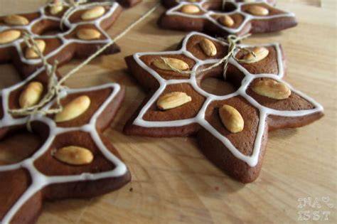Lebkuchen mit Zuckerguss und ganzen Mandeln