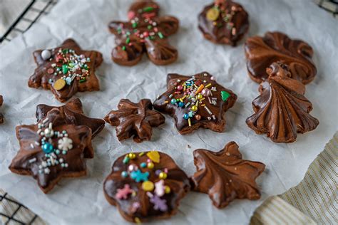 Lebkuchen mit bunten Zuckerstreuseln und Schokoglasur
