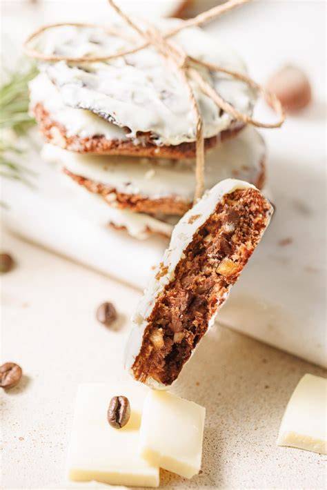 Lebkuchen mit weißer Royal-Icing-Dekoration