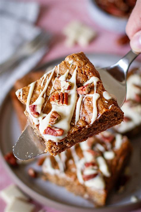 Lebkuchen mit weißer Schokolade und Pekannüssen dekoriert