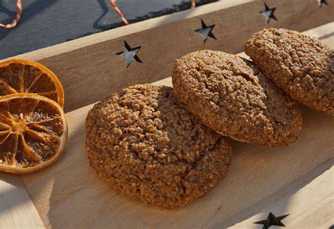 Lebkuchen ohne Zucker mit dunkler Glasur und Nussdekor