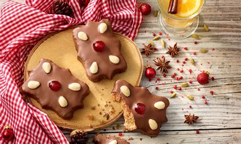 Lebkuchen und Kirschen auf Holzbrett