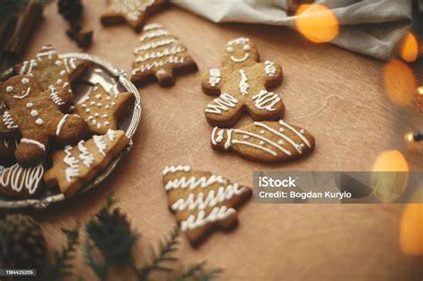 Lebkuchen und Kirschen auf rustikalem Backbrett, winterliche Stimmung