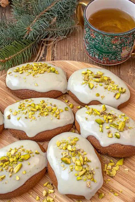 Lebkuchen und Pistazien auf einer festlichen Platte