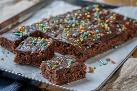 Lebkuchen vom Blech mit Schokoguss und bunten Streuseln