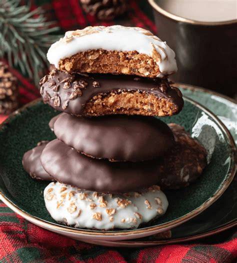 Lebkuchen-Auslage mit Nürnberger Skyline und winterlichen Gewürzen