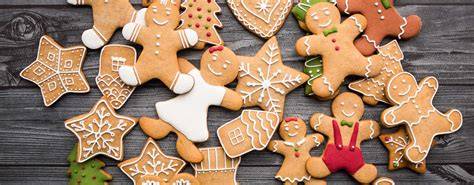 Lebkuchen-Ausstecher und frisch gebackene Plätzchen