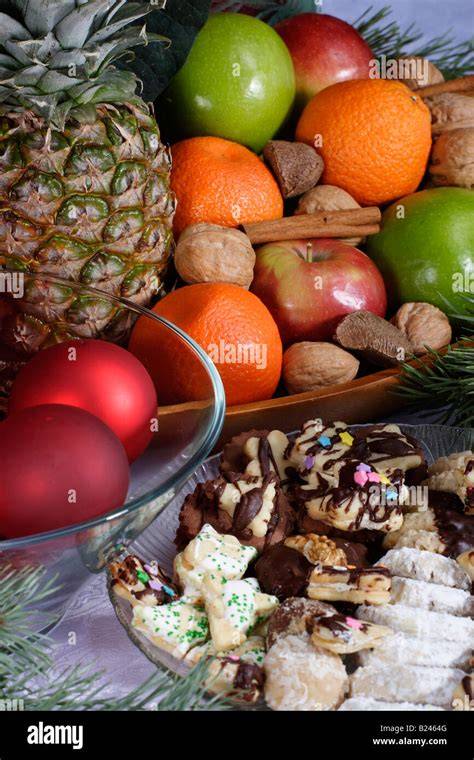 Lebkuchen-Ausstechformen und fertig gebackene Plätzchen auf einem festlichen Tisch