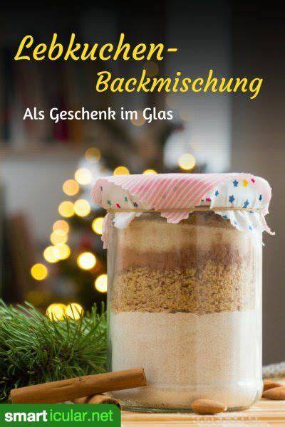 Lebkuchen-Backmischung im Glas mit weihnachtlichen Gewürzen und Beschriftung