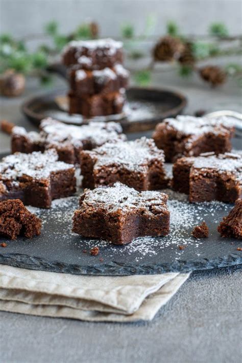 Lebkuchen-Brownies als Lebkuchenhaus-Dessert
