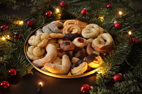 Lebkuchen-Haus und verschiedene Plätzchen auf dem Weihnachtsteller