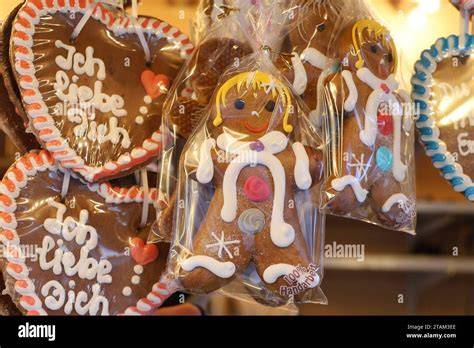 Lebkuchen-Herz und pain d’épices in einem Weihnachtsmarkt