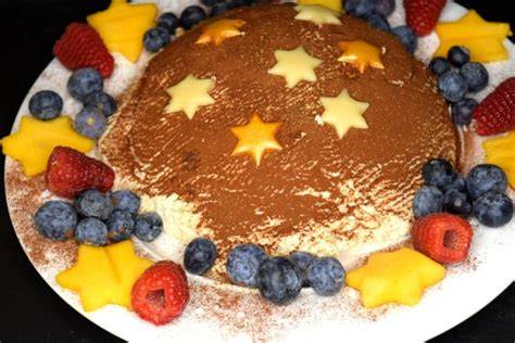 Lebkuchen-Joghurtbombe dekoriert mit Kaki-Sternen