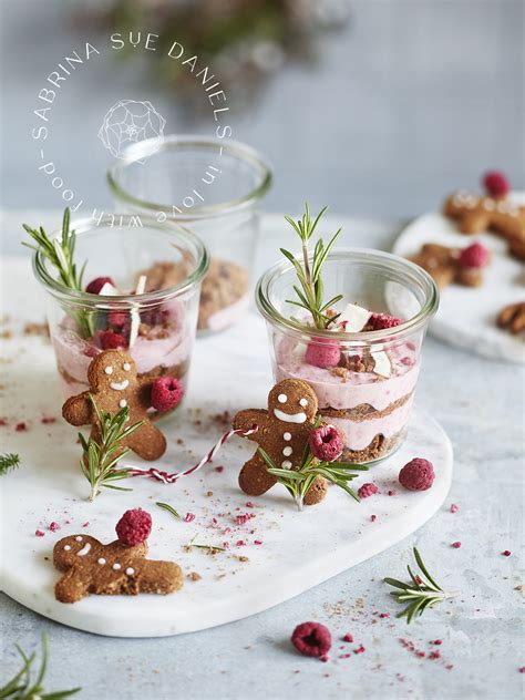 Lebkuchen-Joghurtcreme mit Himbeeren und Kokos im Glas