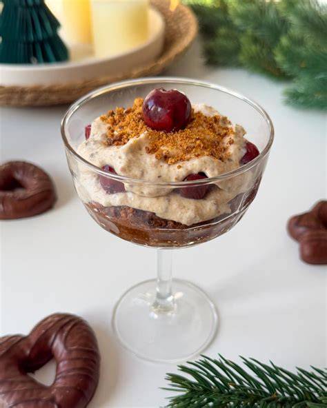 Lebkuchen-Kirsch-Dessert im Glas