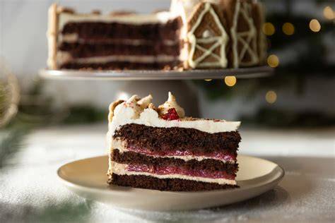 Lebkuchen-Kirsch-Torte auf Teller mit Kirschfüllung