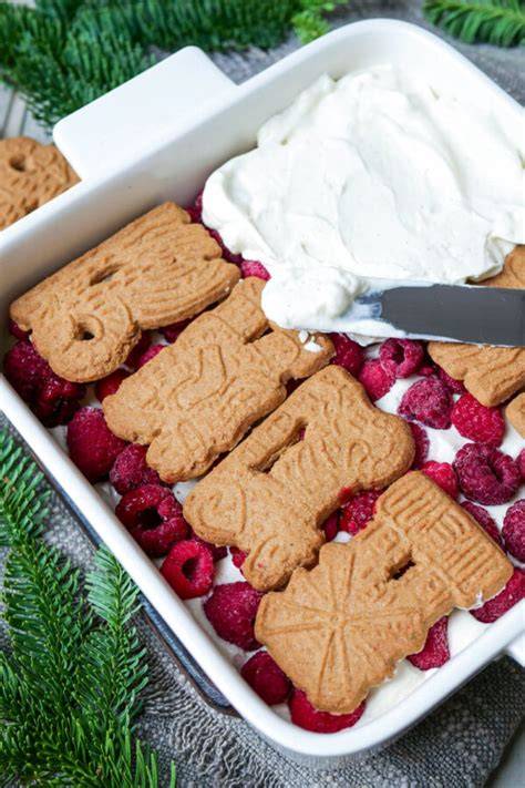 Lebkuchen-Kirschauflauf mit Mascarpone - serviert in Auflaufform