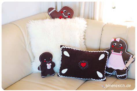 Lebkuchen-Kissen als festliche Dekoidee auf einem Sofa arrangiert