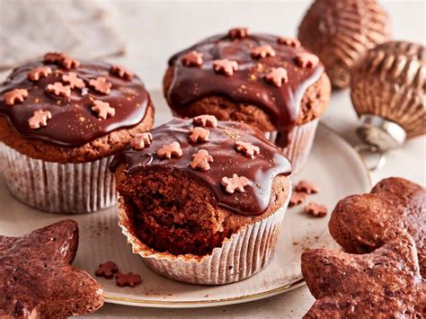 Lebkuchen-Muffins mit Quarkfrosting, dekoriert für Weihnachten