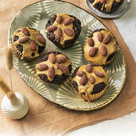 Lebkuchen-Muffins werden mit Schokoglasur und Mandeln verziert