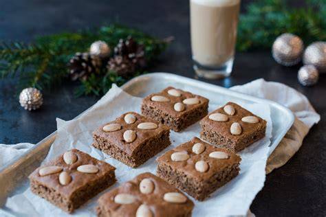 Lebkuchen-Plätzchen auf Blech frisch gebacken und dekoriert