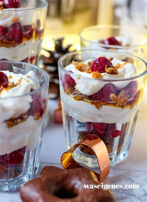Lebkuchen-Schichtdessert mit Schattenmorellen und Haselnuss-Krokant