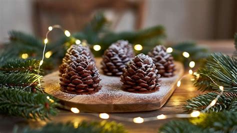 Lebkuchen-Schoko-Baumkuchen-Arrangement auf Brett