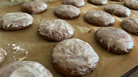 Lebkuchen-Teig auf Oblaten und fertige gebackene Lebkuchen