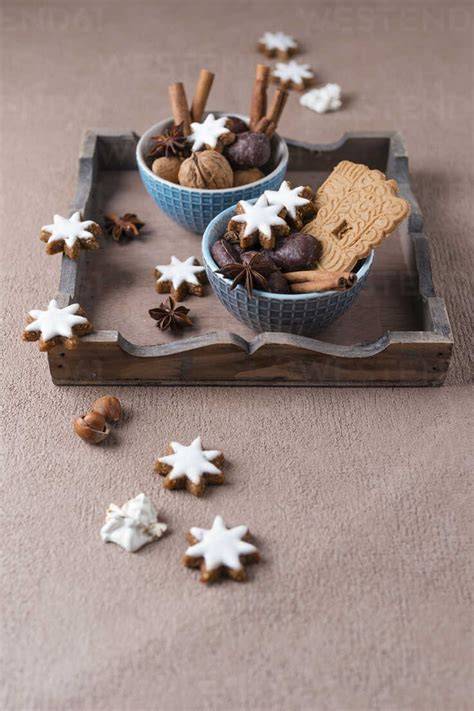 Lebkuchen-Teig in Schüssel, Nüsse und Gewürze sichtbar