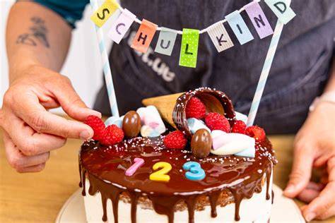 Lebkuchen-Teile dekorieren - Zuckerguss und bunte Süßigkeiten zur Gestaltung