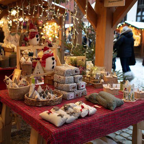 Lebkuchenauslage auf dem Weihnachtsmarkt, Verkauf von Herzen, Häusern und Sternen