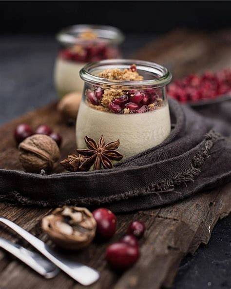 Lebkuchencreme mit marinierten Rumfrüchten im Glas