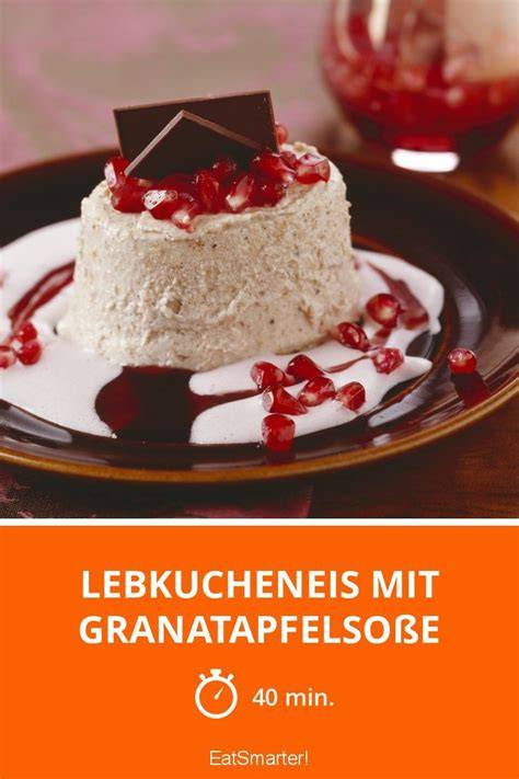Lebkucheneis mit Granatapfel und Schokosoße