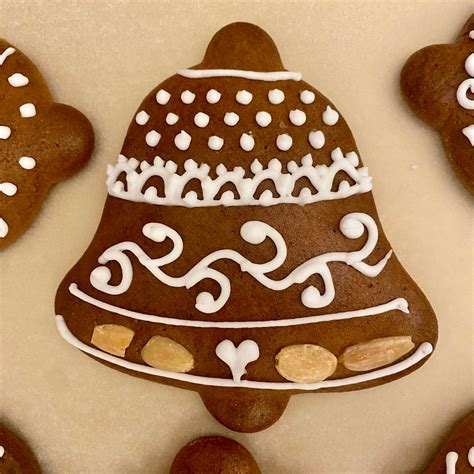 Lebkuchenglocke beim Formen von Lebkuchen