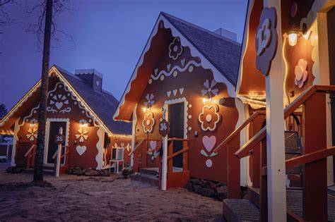 Lebkuchenhütten im Weihnachtsmanndorf: Rustikales Interieur und Gemütlichkeit