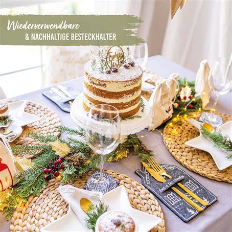 Lebkuchenhaus als Weihnachtsdekoration, festliche Tafel mit Lebkuchenspezialitäten