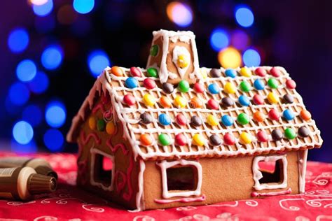 Lebkuchenhaus mit bunten Süßigkeiten dekoriert