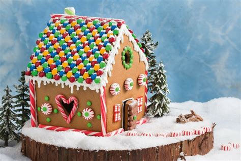 Lebkuchenhaus verziert mit dickem Zuckerguss und Streuseln