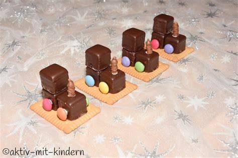 Lebkuchenhaus-Garten mit Tannenbäumen und Zaun aus Keksen